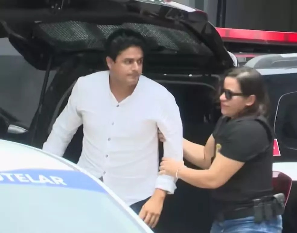 Prisão do cantor João Lima é mantida após audiência de custódia. Artista foi encaminhado ao presídio do Róger