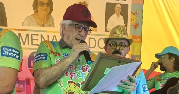 Félix Araújo entrega Voto de Aplauso aprovado pela ALPB em reconhecimento ao Foliões do Ferro