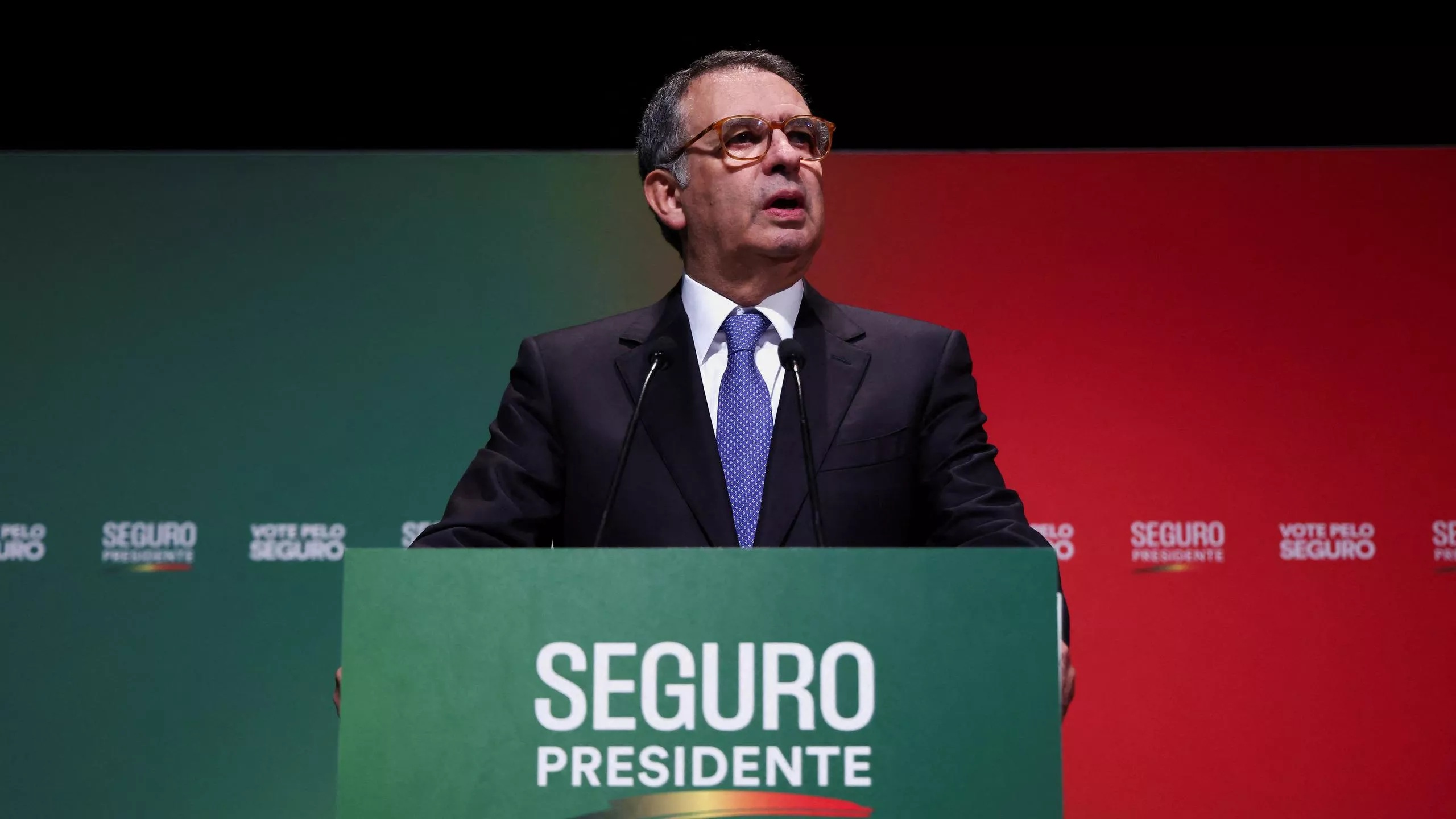 António José Seguro, do Partido Socialista, é eleito presidente de Portugal com 66% dos votos contra 34% de André Ventura